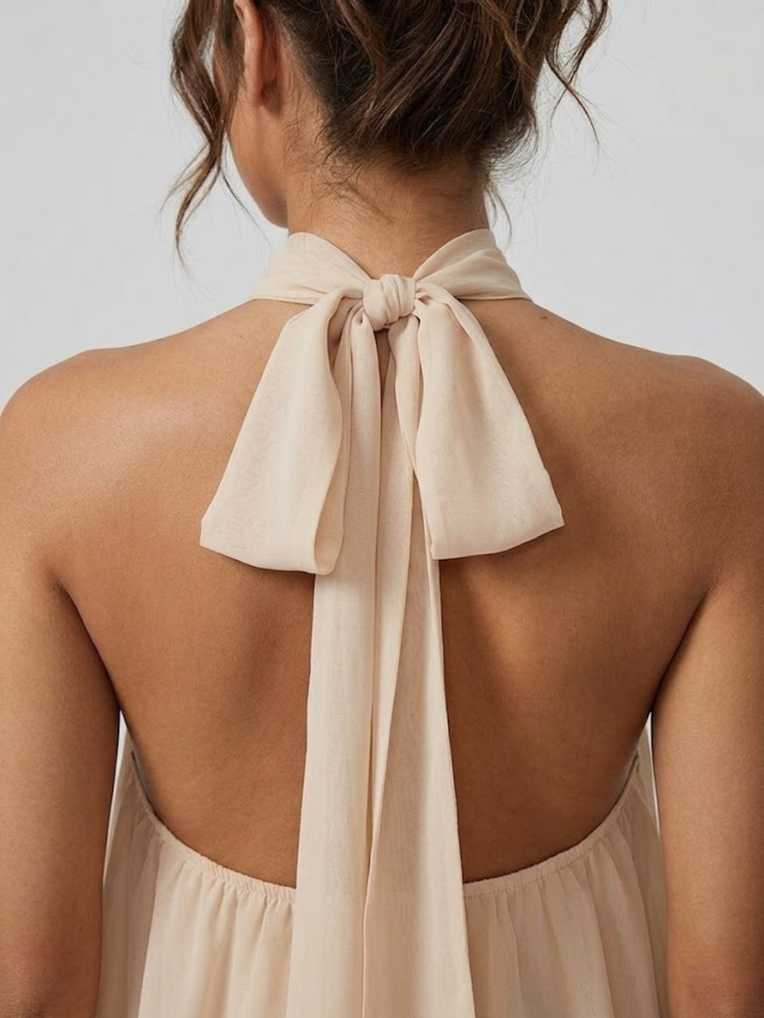 Robe courte pour femme avec col haut américain, dos nu et volants à fronces