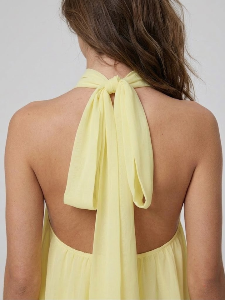 Robe courte pour femme avec col haut américain, dos nu et volants à fronces