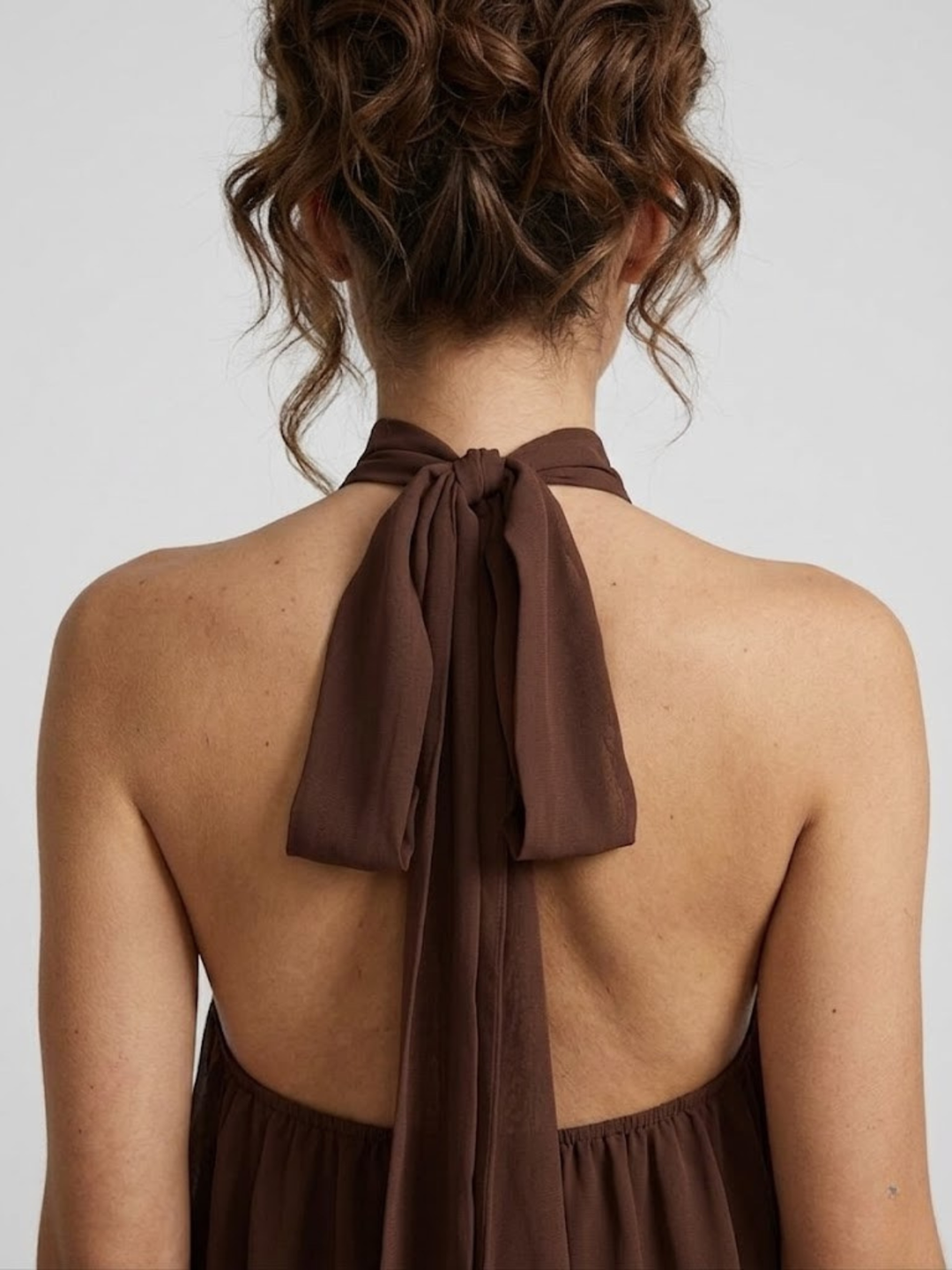 Robe courte pour femme avec col haut américain, dos nu et volants à fronces