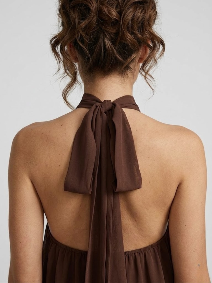 Robe courte pour femme avec col haut américain, dos nu et volants à fronces