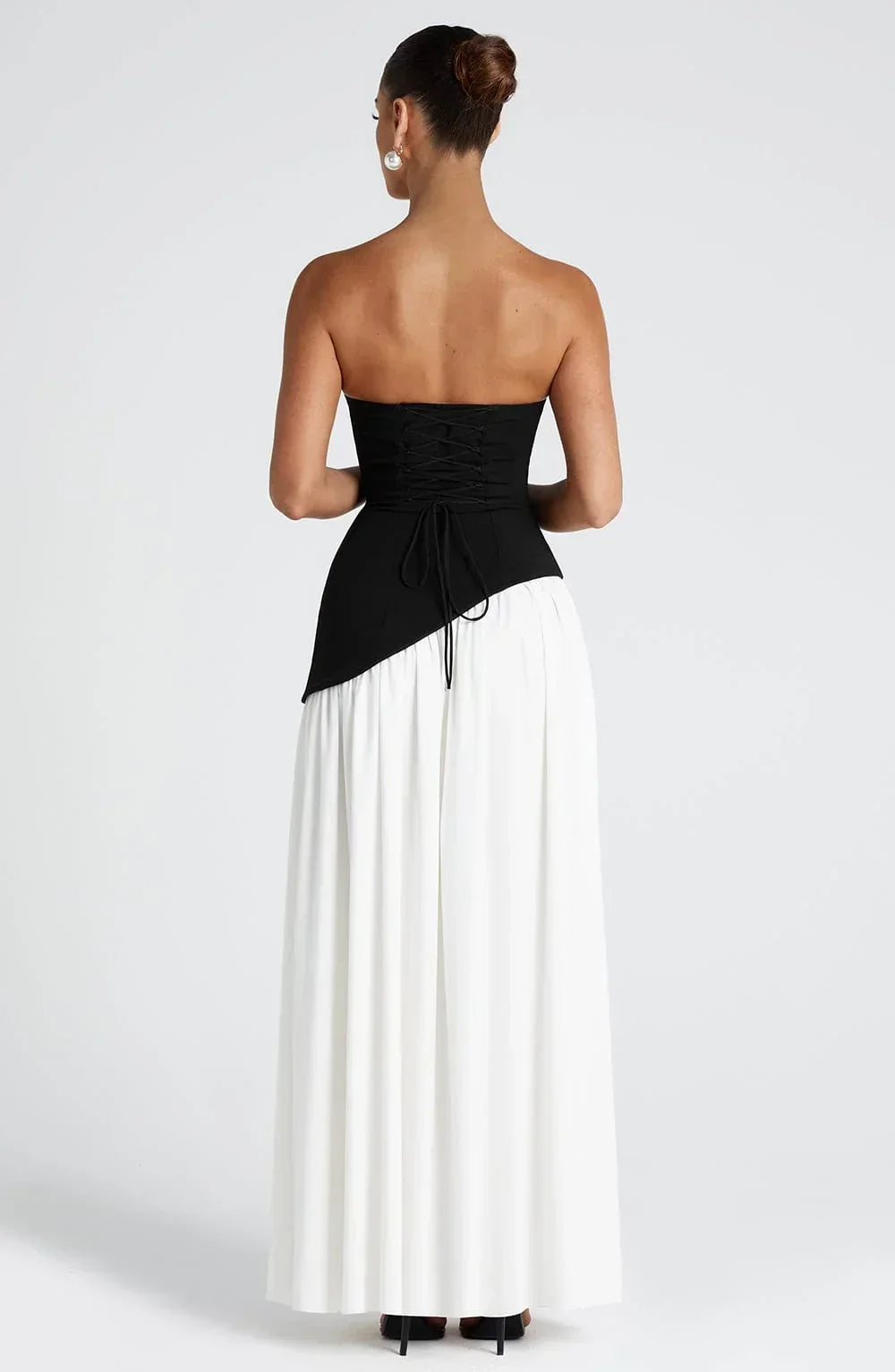 Robe longue bustier avec corset, détail foulard et fente haute