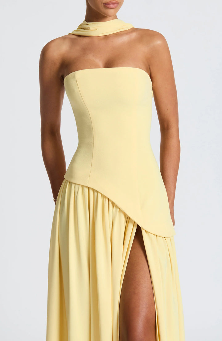 Robe longue bustier avec corset, détail foulard et fente haute