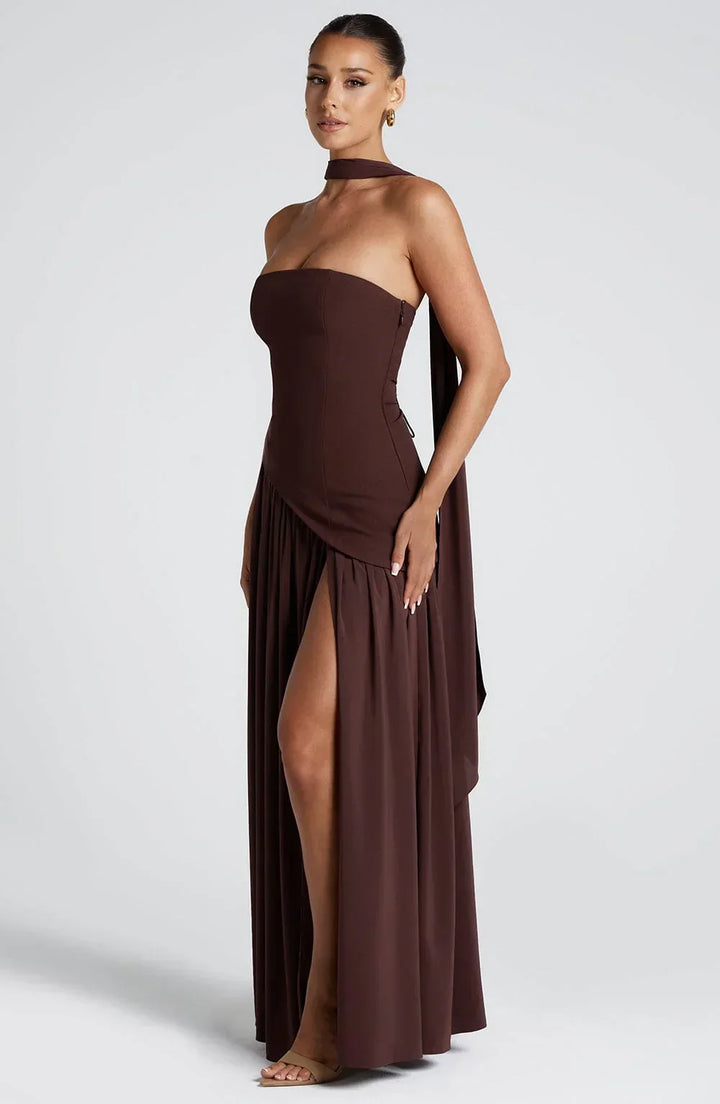 Robe longue bustier avec corset, détail foulard et fente haute