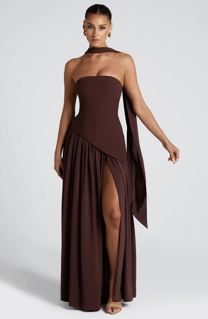 Robe longue bustier avec corset, détail foulard et fente haute