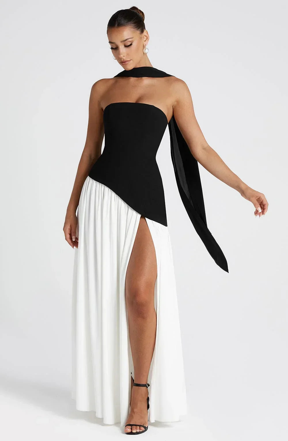 Robe longue bustier avec corset, détail foulard et fente haute