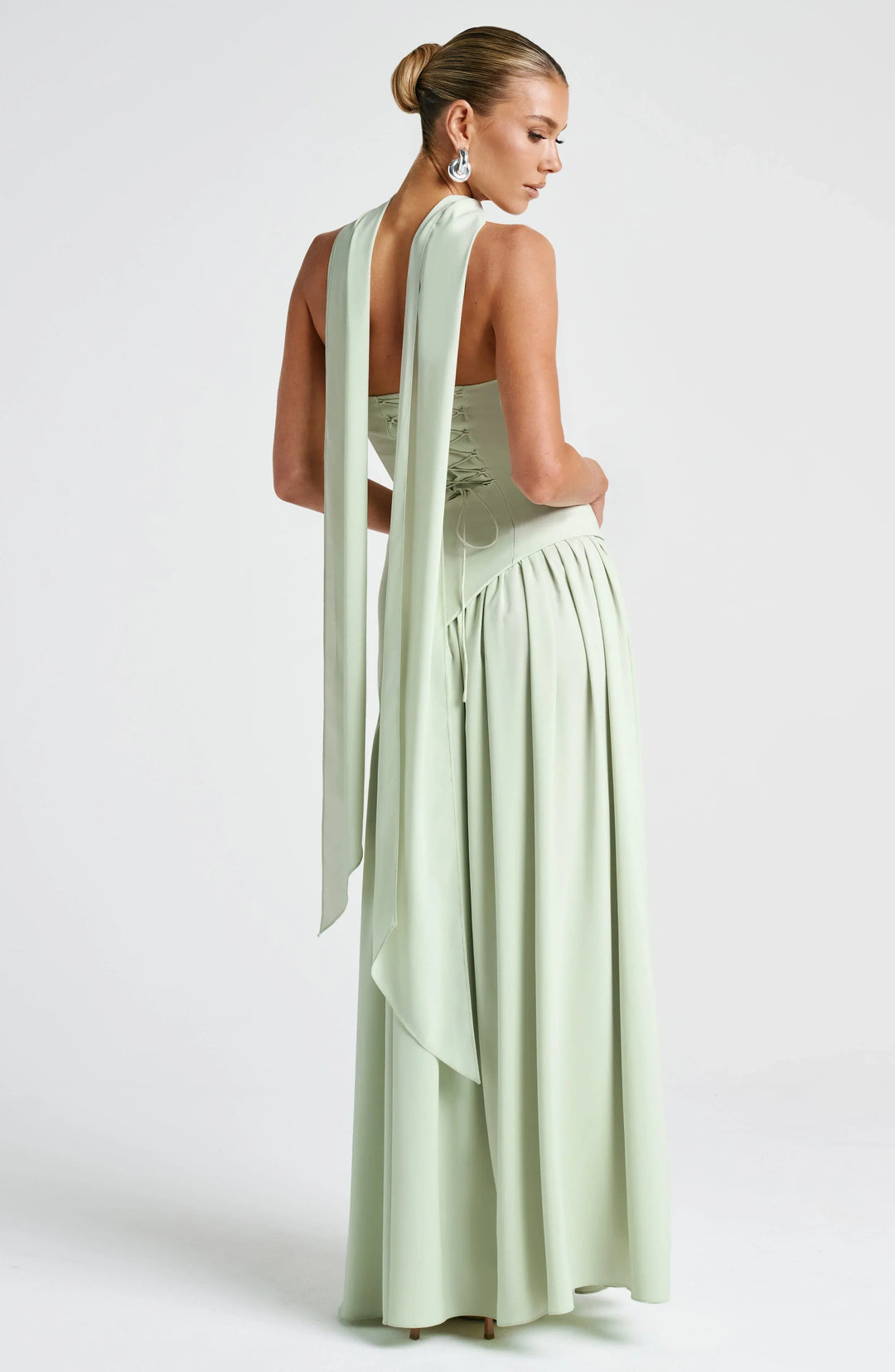 Robe longue bustier avec corset, détail foulard et fente haute
