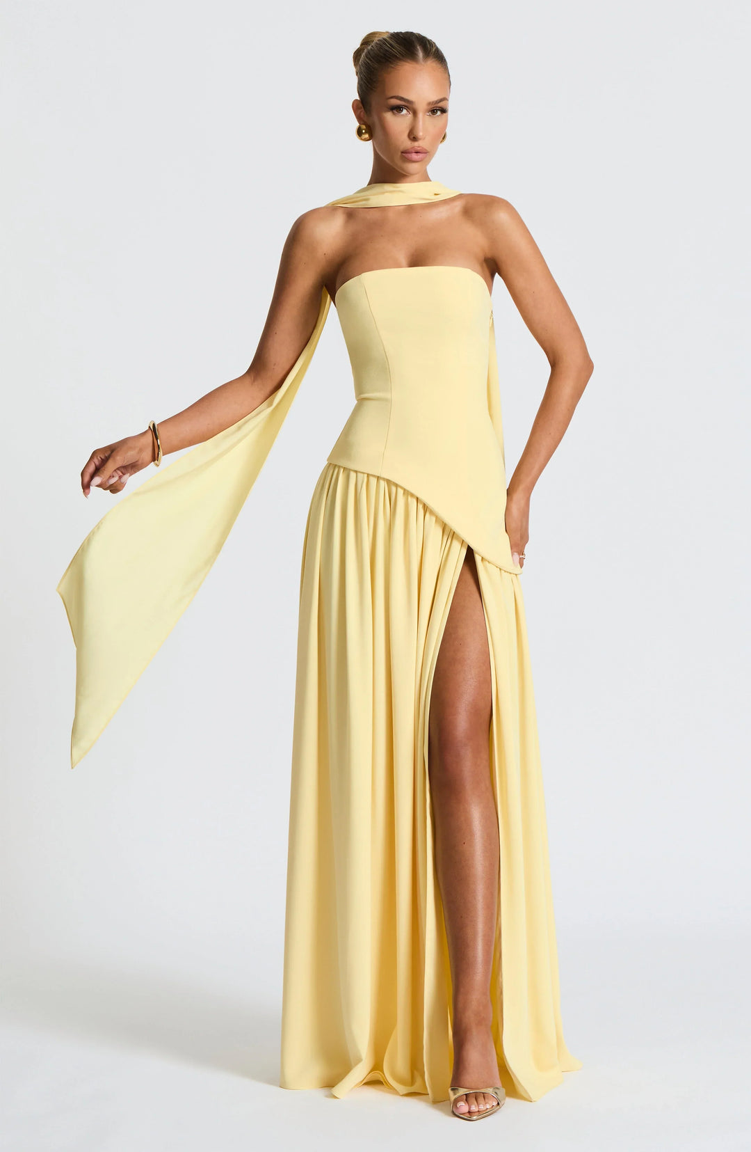 Robe longue bustier avec corset, détail foulard et fente haute