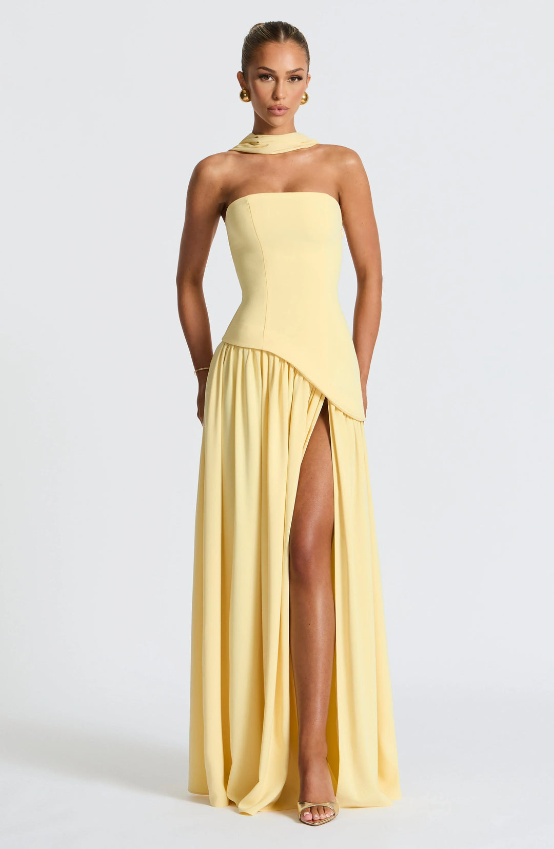 Robe longue bustier avec corset, détail foulard et fente haute
