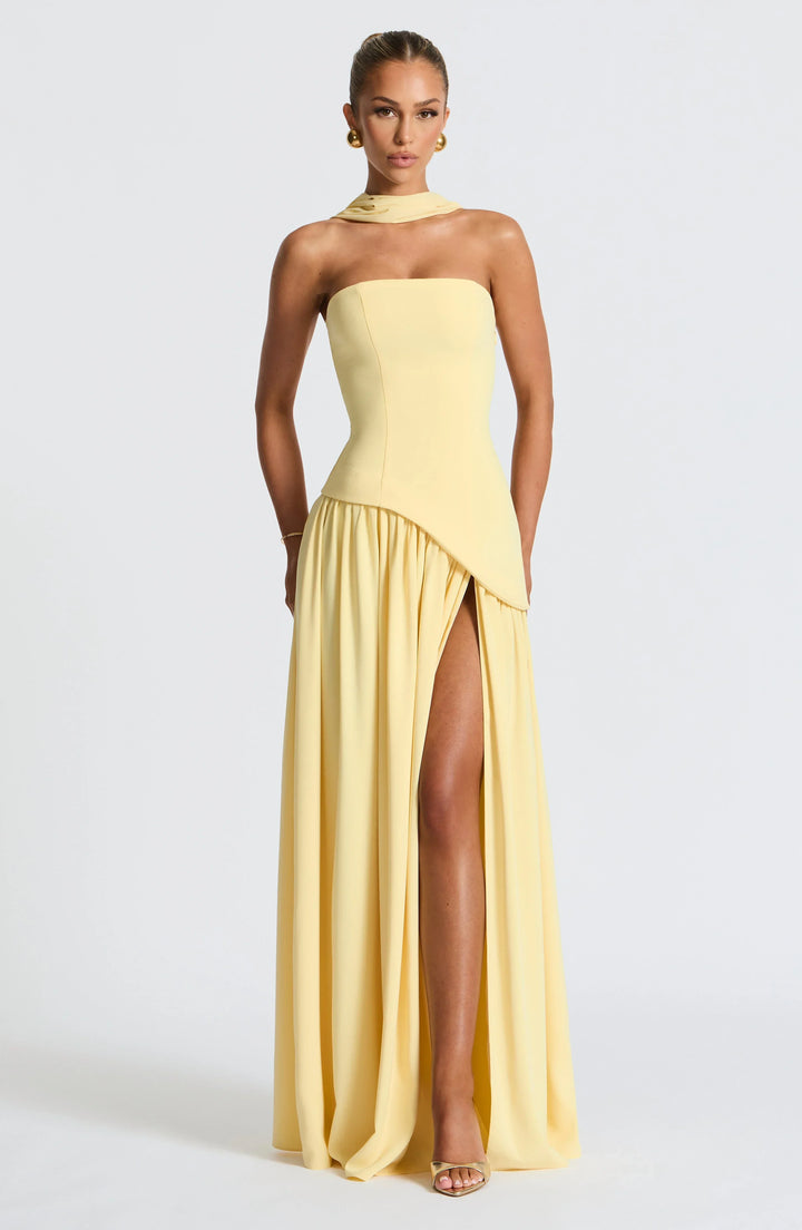 Robe longue bustier avec corset, détail foulard et fente haute