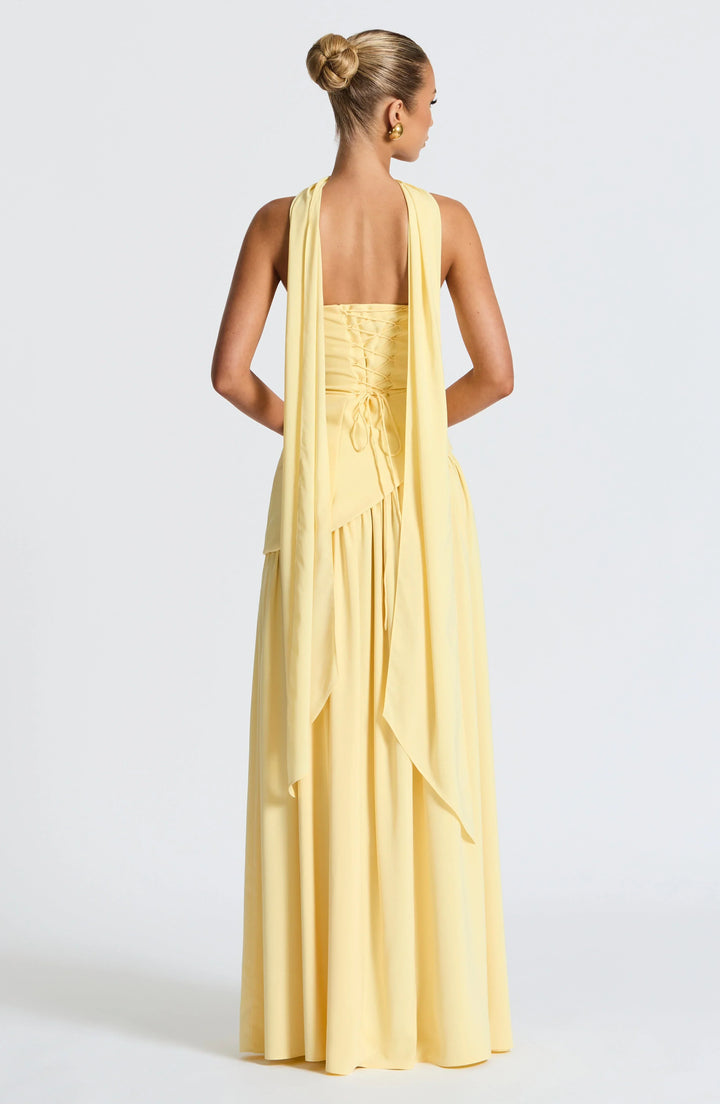 Robe longue bustier avec corset, détail foulard et fente haute