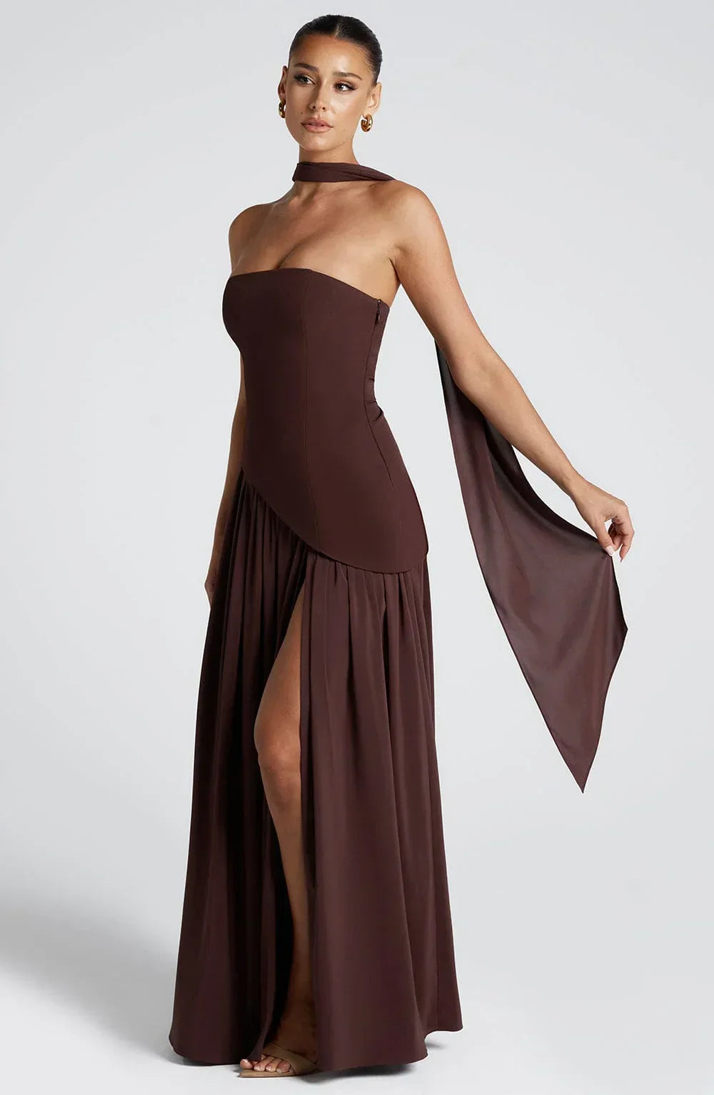 Robe longue bustier avec corset, détail foulard et fente haute