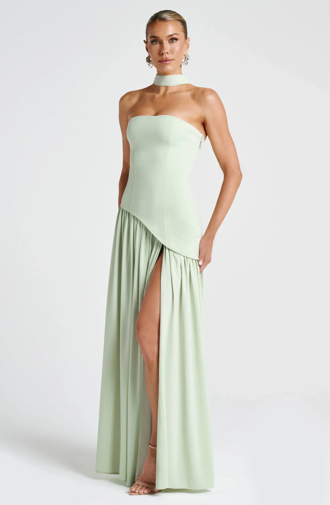 Robe longue bustier avec corset, détail foulard et fente haute