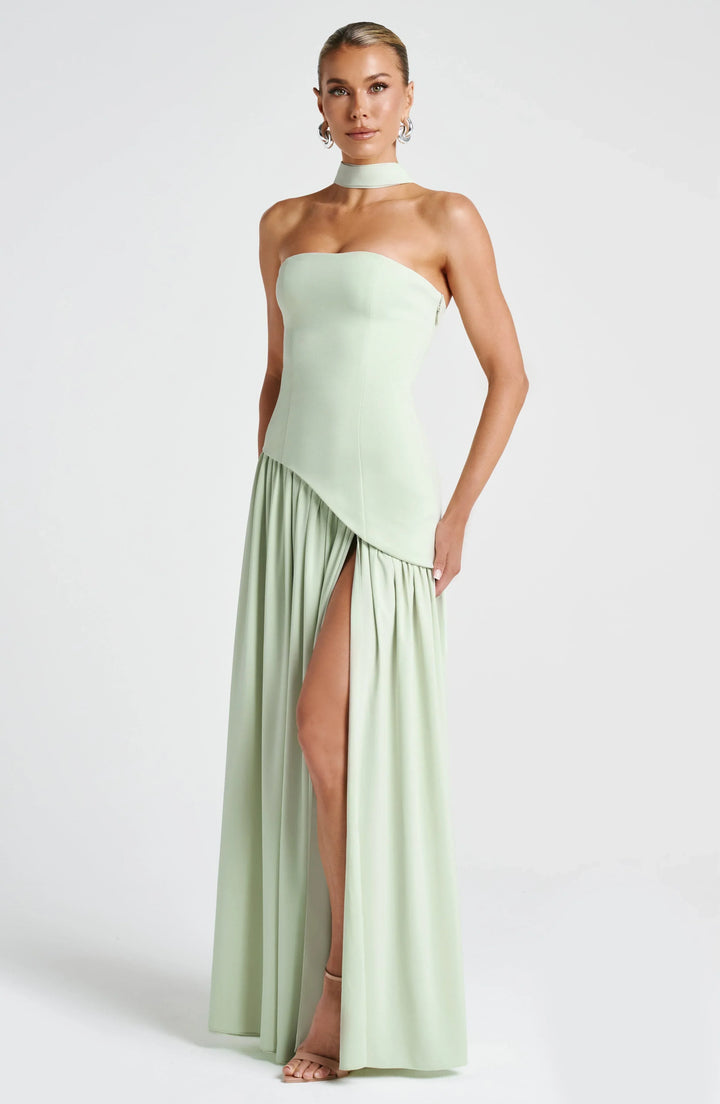 Robe longue bustier avec corset, détail foulard et fente haute