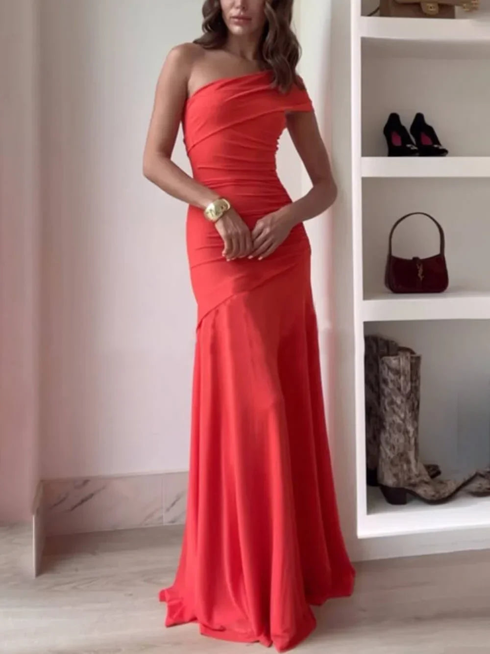 Robe longue asymétrique froncée pour soirée élégante