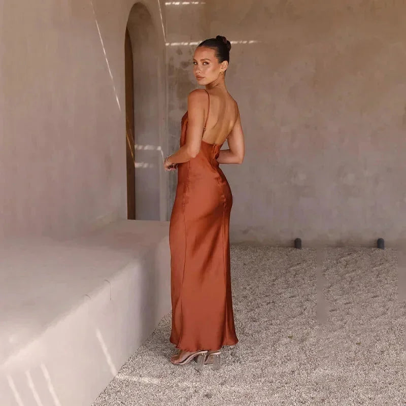 Robe longue femme satinée à décolleté en capuche sans manches