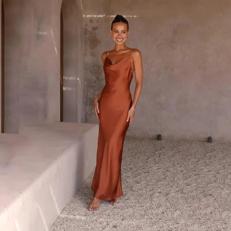 Robe longue femme satinée à décolleté en capuche sans manches
