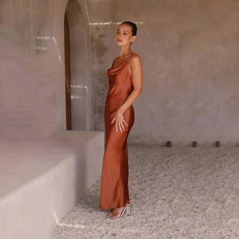 Robe longue femme satinée à décolleté en capuche sans manches