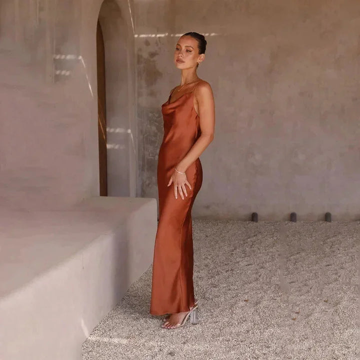 Robe longue femme satinée à décolleté en capuche sans manches