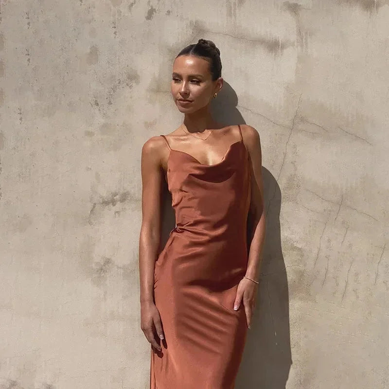 Robe longue femme satinée à décolleté en capuche sans manches