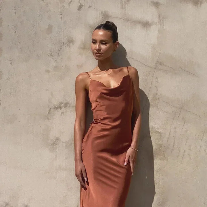 Robe longue femme satinée à décolleté en capuche sans manches