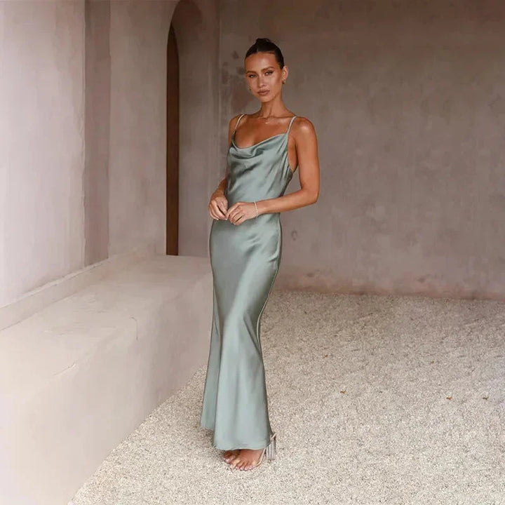 Robe longue femme satinée à décolleté en capuche sans manches